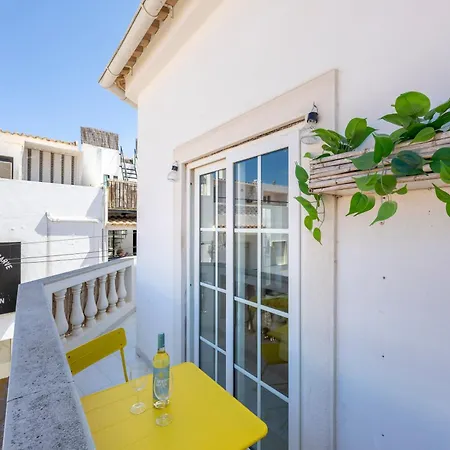 Above Coffee And Waves Apartman *