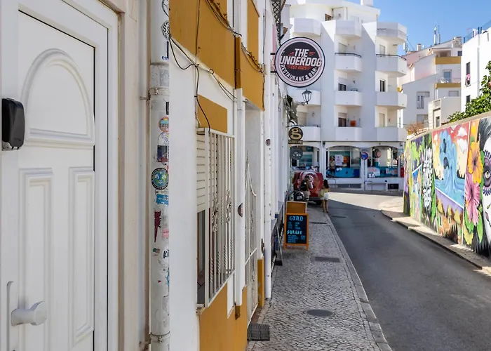 Above Coffee And Waves 아파트