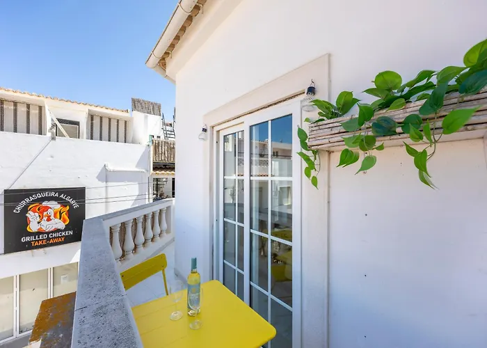 Above Coffee And Waves 아파트 *