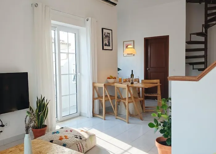 דירה Above Coffee And Waves *